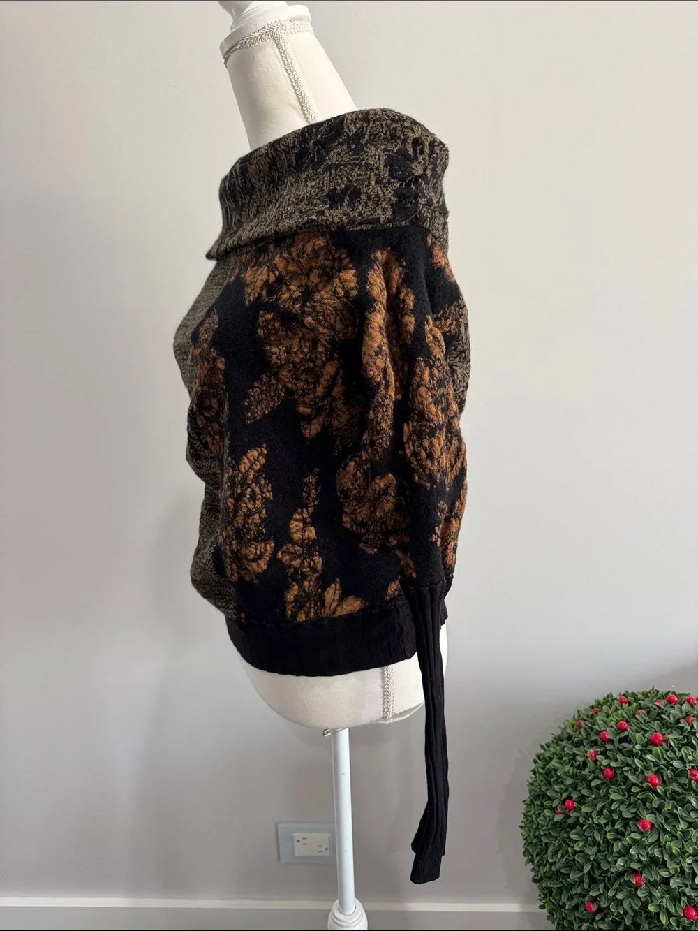 Free People Cowl Neck Cropped Wool/ Metallic Sweater in Black and Gold Sz S